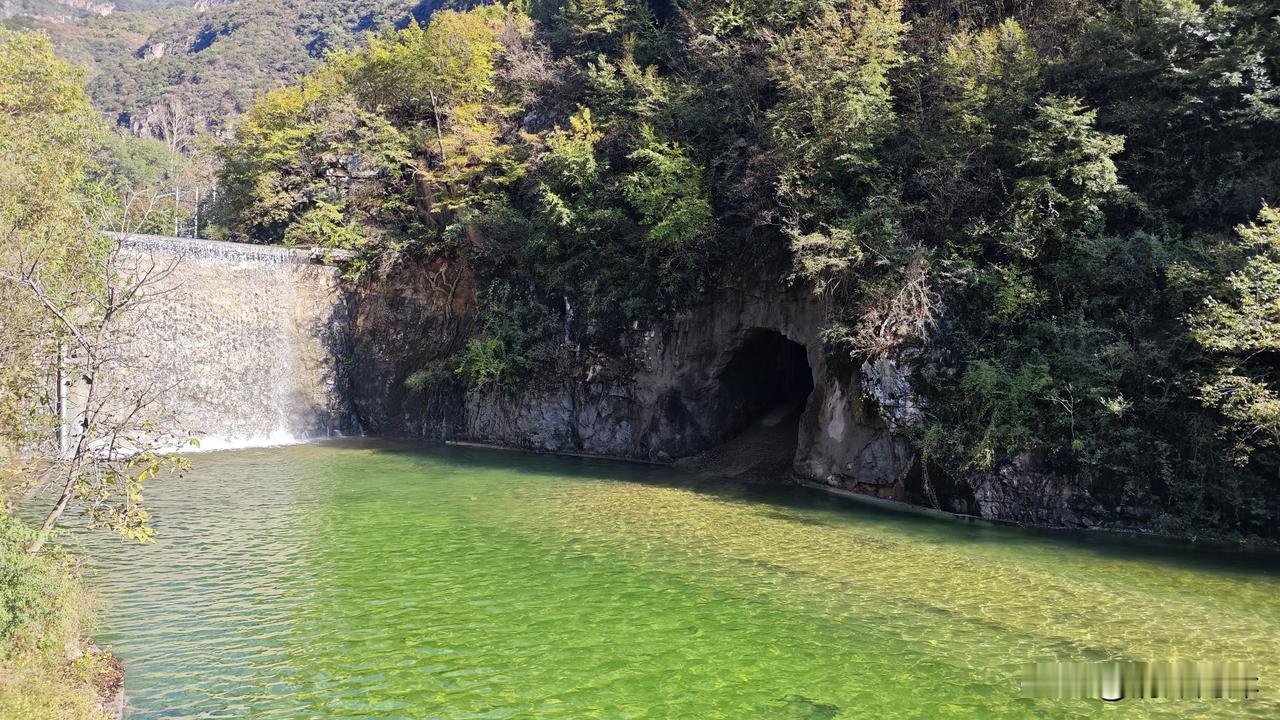 昨天下午5点左右。一个同事的父亲去世了。今天上午去吊唁了一下。原来同事的父亲是中