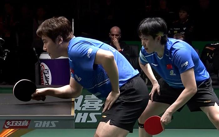 【单打中发挥得一般，男双打得还是不错的】王楚钦1-2输了男单比赛后，马上走上男双