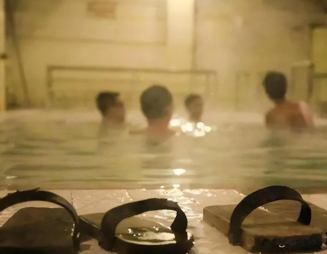 那时候干了一天活的工人，下班铃一响，马上去浴室的泡澡堂里泡一泡，既洗去了身上的污