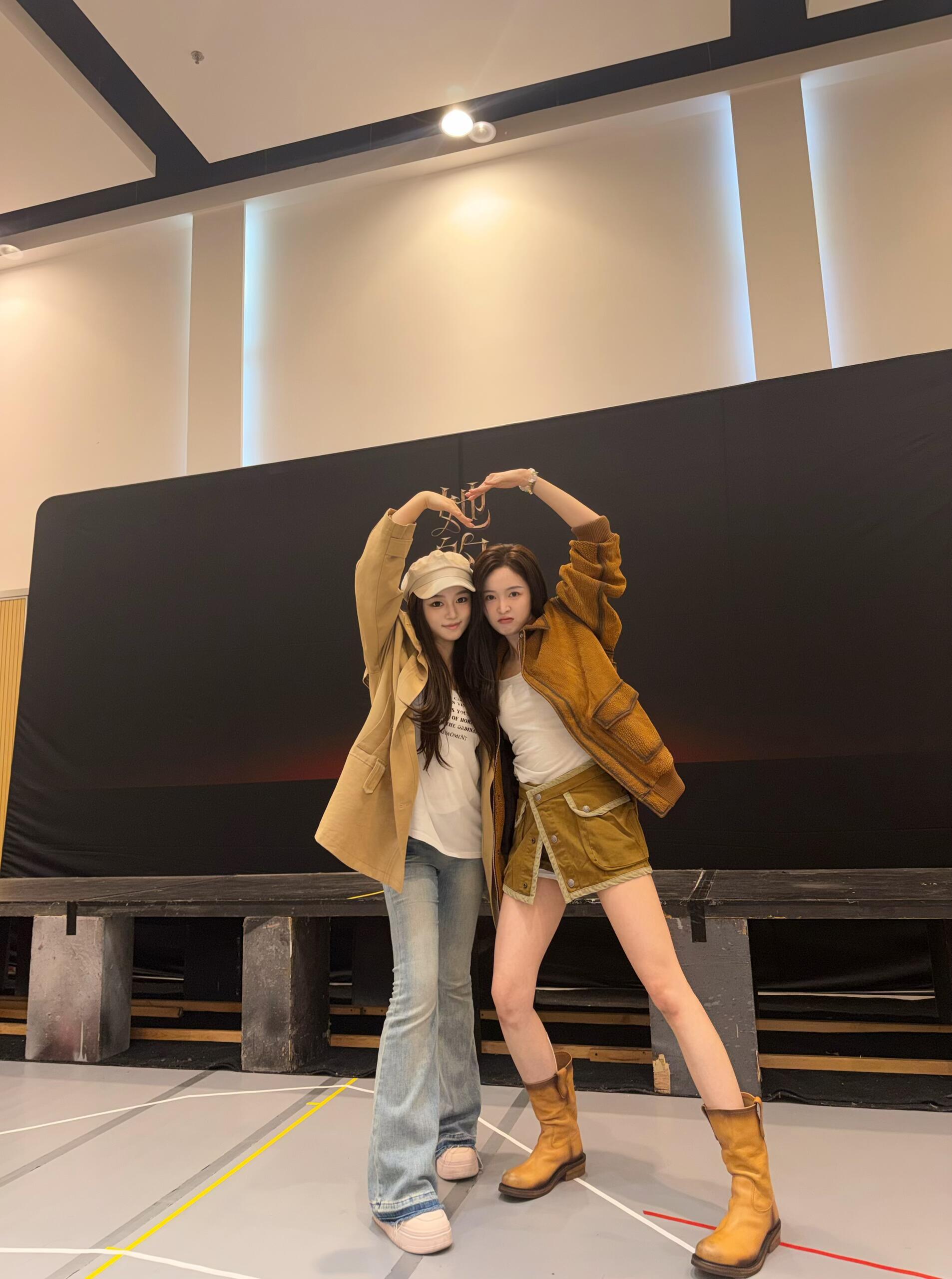 音乐剧她的海.吴宣仪 一张她的海演员和吴宣仪合影图