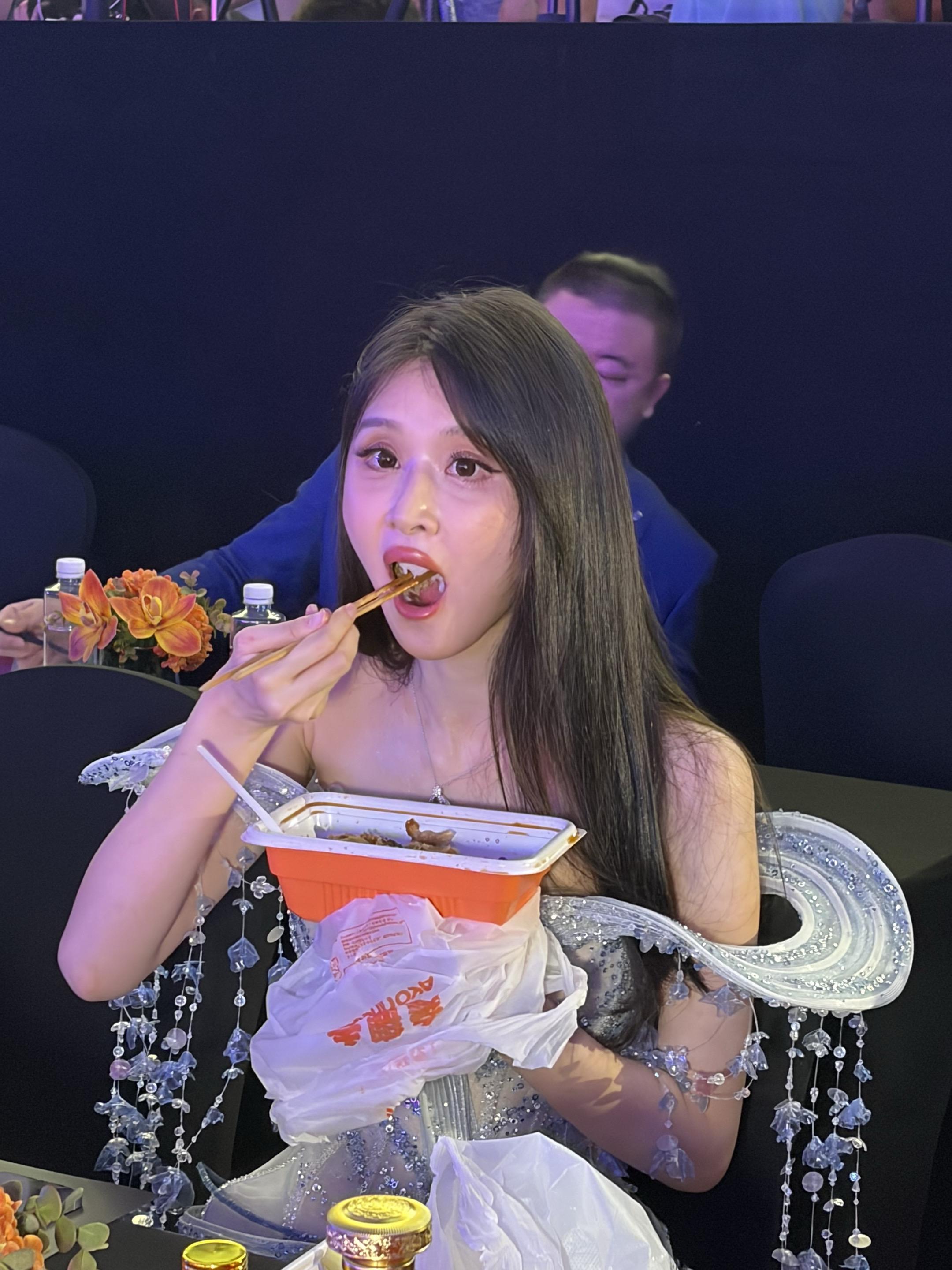 女明星进食中 明星干饭 女明星干饭日记 减脂小汉堡