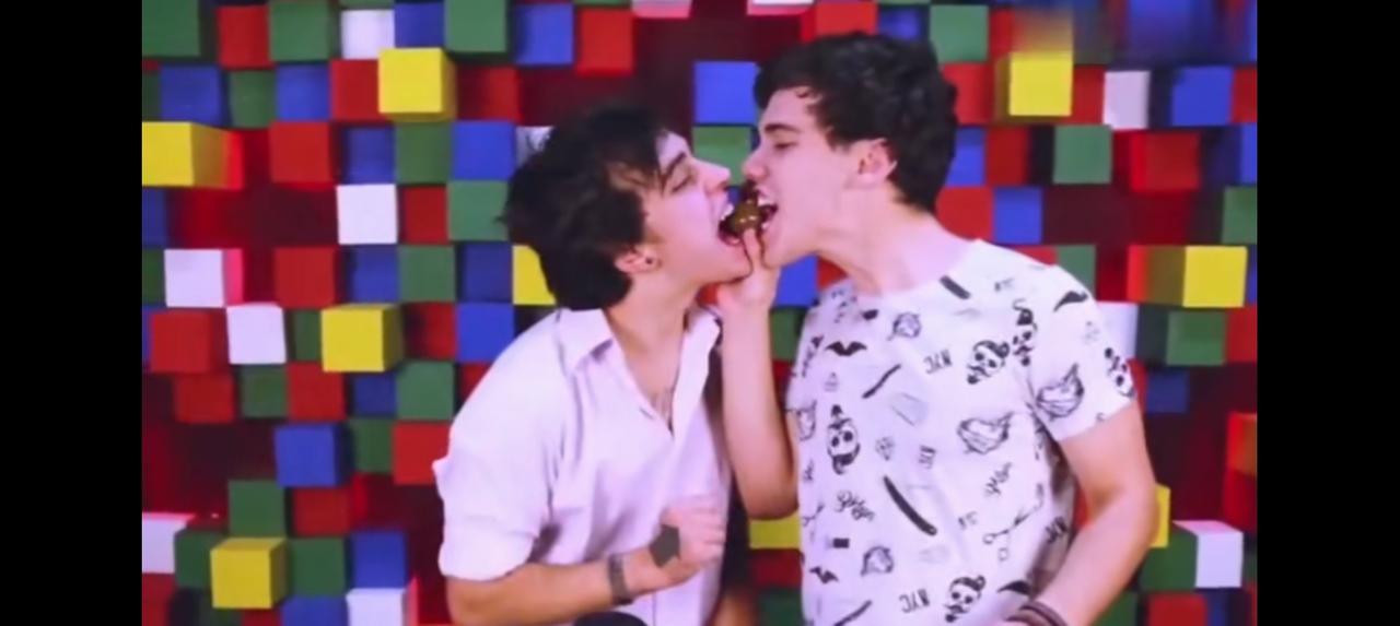 外国人吃卤蛋——
网上视频：外国人吃中国卤蛋，一个个吃出了表情包，有的说有茶香味