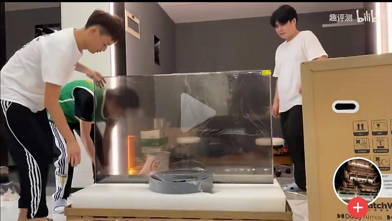 小米出了一款透明电视，5万元。可以说很稀奇。不知这样的电视除了稀奇价高以外还有什