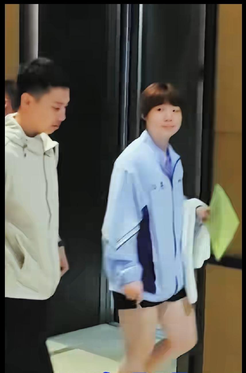 刷到7月19号长沙全锦赛领奖结束后的蒯曼，和主教练于子洋一同返回住处。
一路赶路
