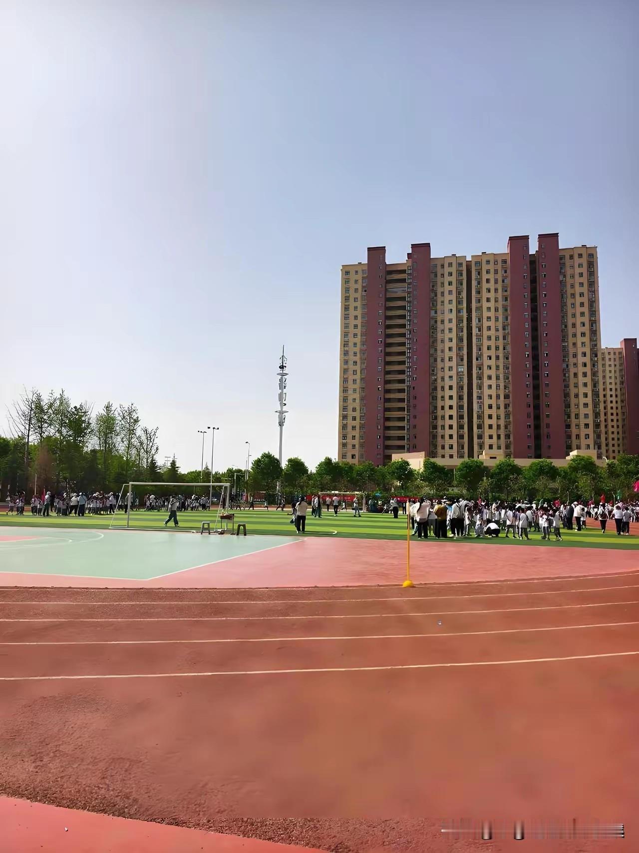 姐姐供弟弟读完博士，前后花了38万。弟弟毕业第一年年薪60万，买了车，第二年买了
