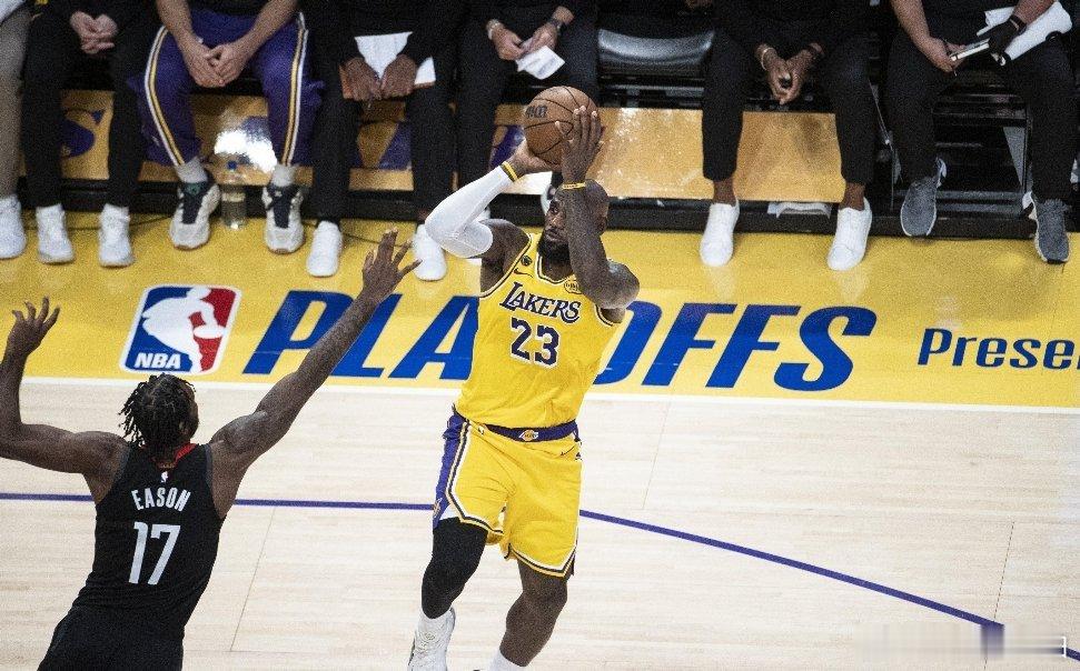 北京时间4月25日，NBA季后赛首轮G3，湖人历经加时战胜火箭，赛后，篮球媒体人