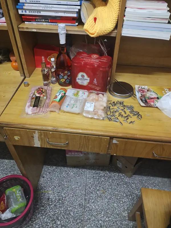 高中生一个月200生活费够不够，得具体情况具体分析。要是在中小城市或县城，孩子不