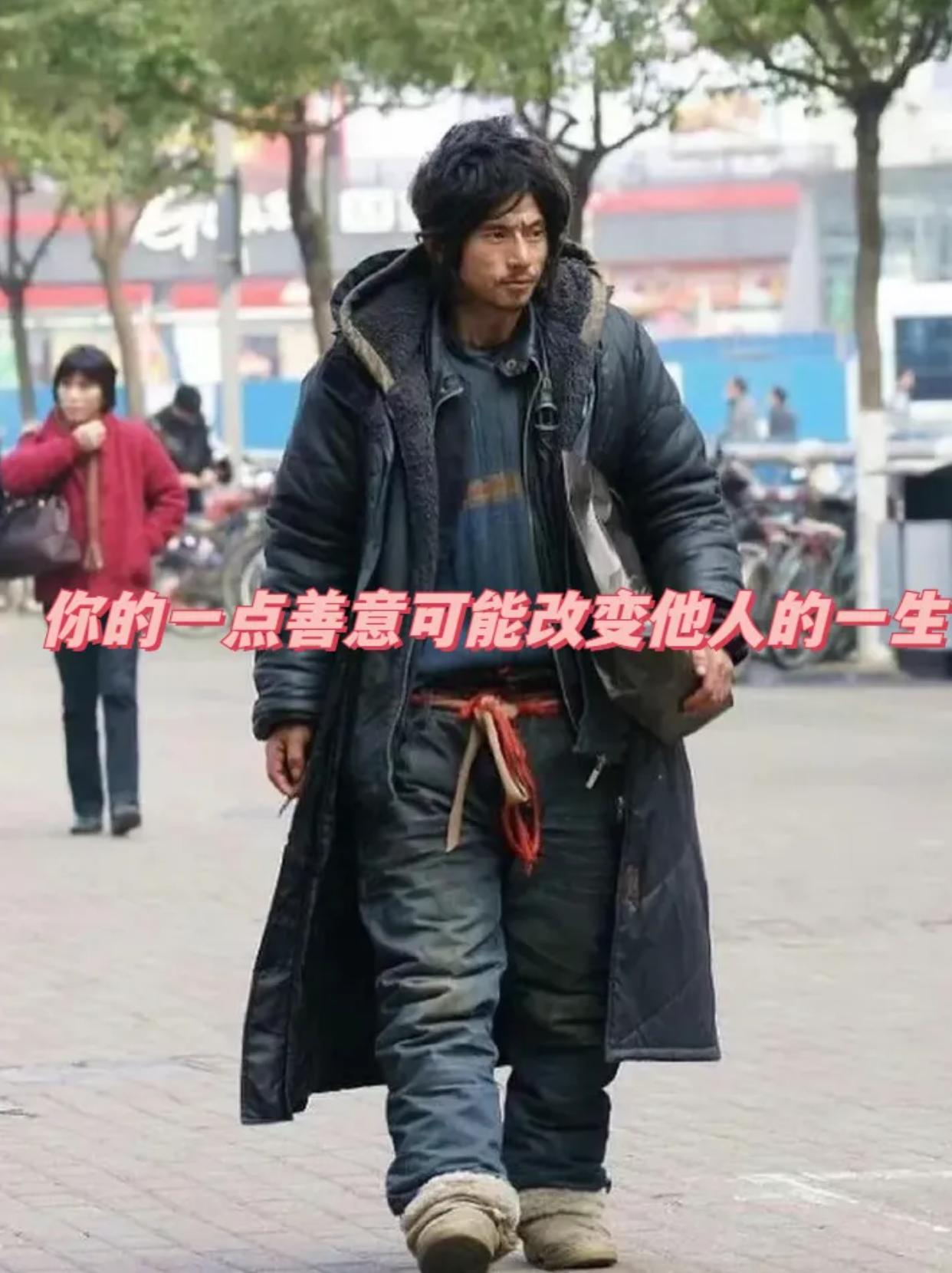 1972年初冬，钱三强在街上走，忽然被街角一个人影吸引住了目光，那是个弯腰驼背的