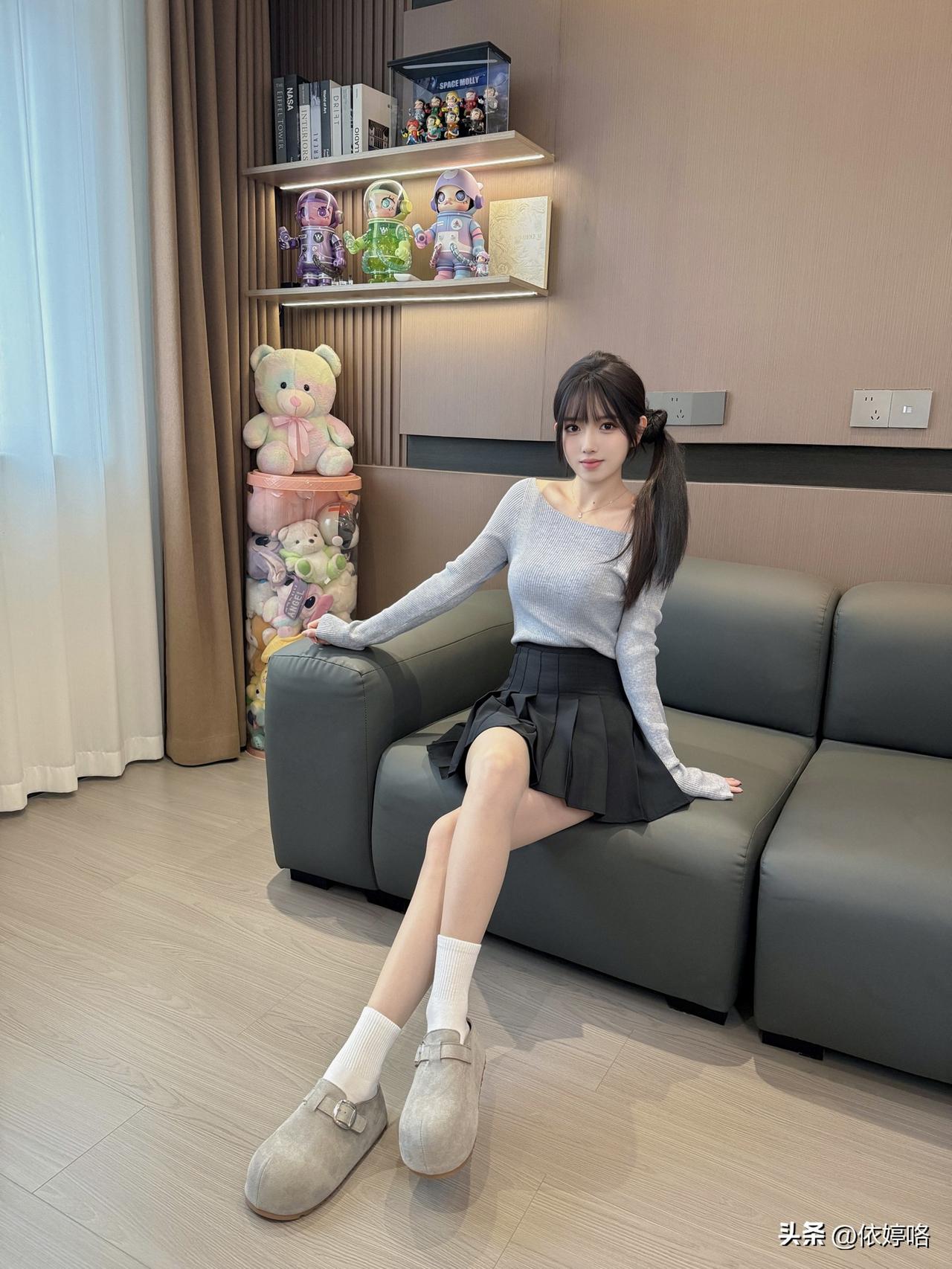 浅灰露肩针织衫软乎乎的，单边露肩设计刚好露出锁骨，把肩颈线条衬得巨好看，修身版型