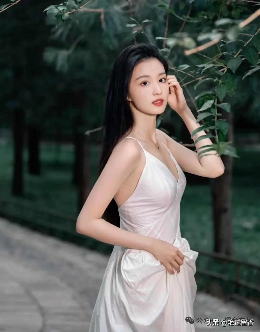 优雅白裙，绿意盎然，自然与美的完美融合。女性怎样穿搭更知性?