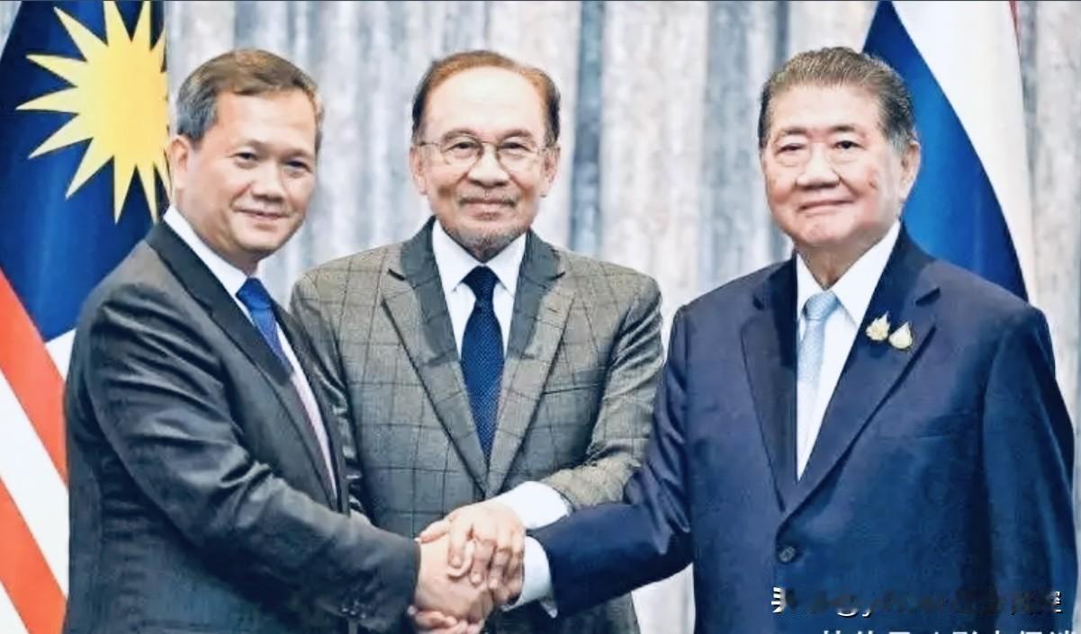 八月2日，数千名抗议者聚集于曼谷胜利纪念碑广场，抗议政府在与柬埔寨的谈判中丧权辱