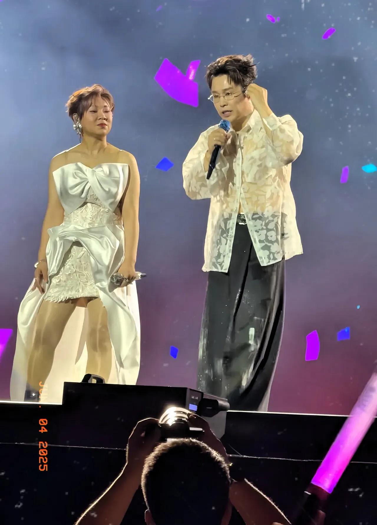 小沈阳演唱会现场
喊“退票”的观众
太不地道了

小沈阳是二人转出身
当初的定位