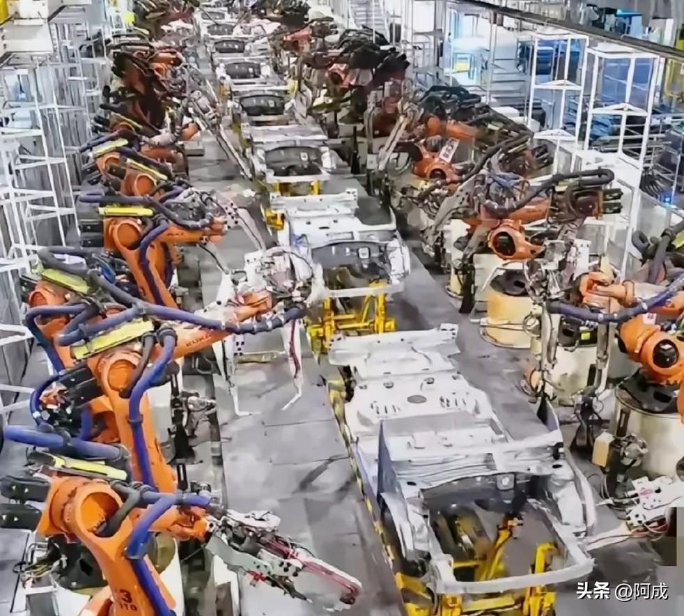 在厂里流水线干活，那叫一个不容易。
 
我们这儿是计时加集体计件，一扯上计件，大