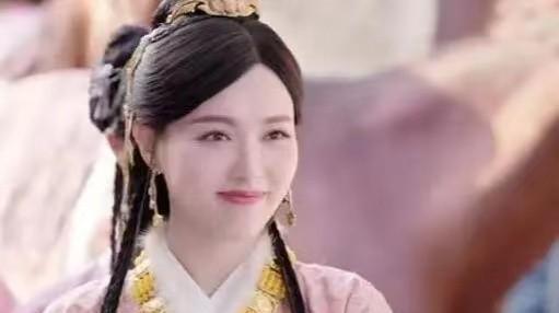 公元1123年，天祚帝的诸位妃子和公主被金兵俘虏。其中一位妃子披头散发，却让金国