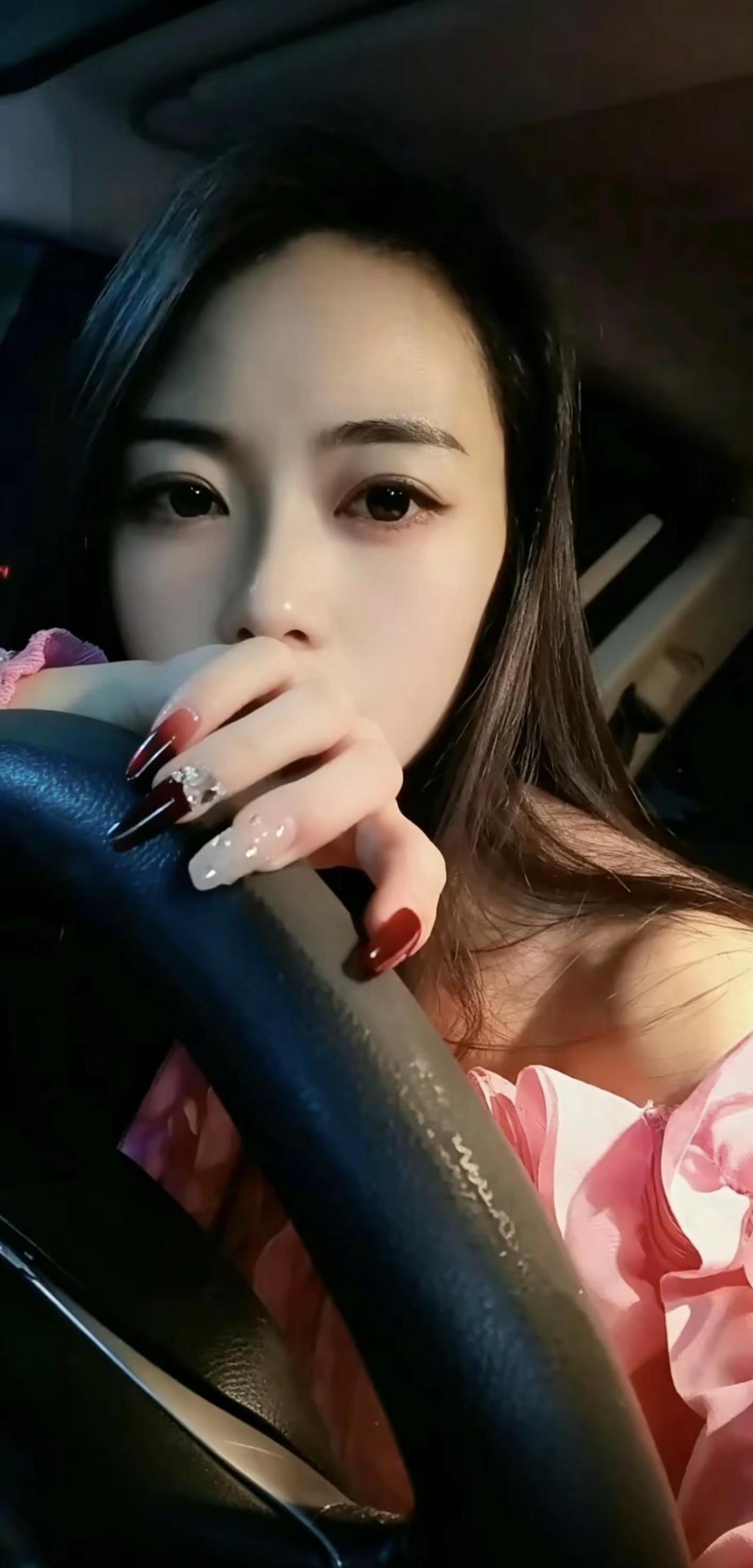 我的女朋友嘎嘎可爱， 嘎嘎不讲理， 嘎嘎爱找茬， 嘎嘎爱吃醋 ，但我还是嘎嘎爱她