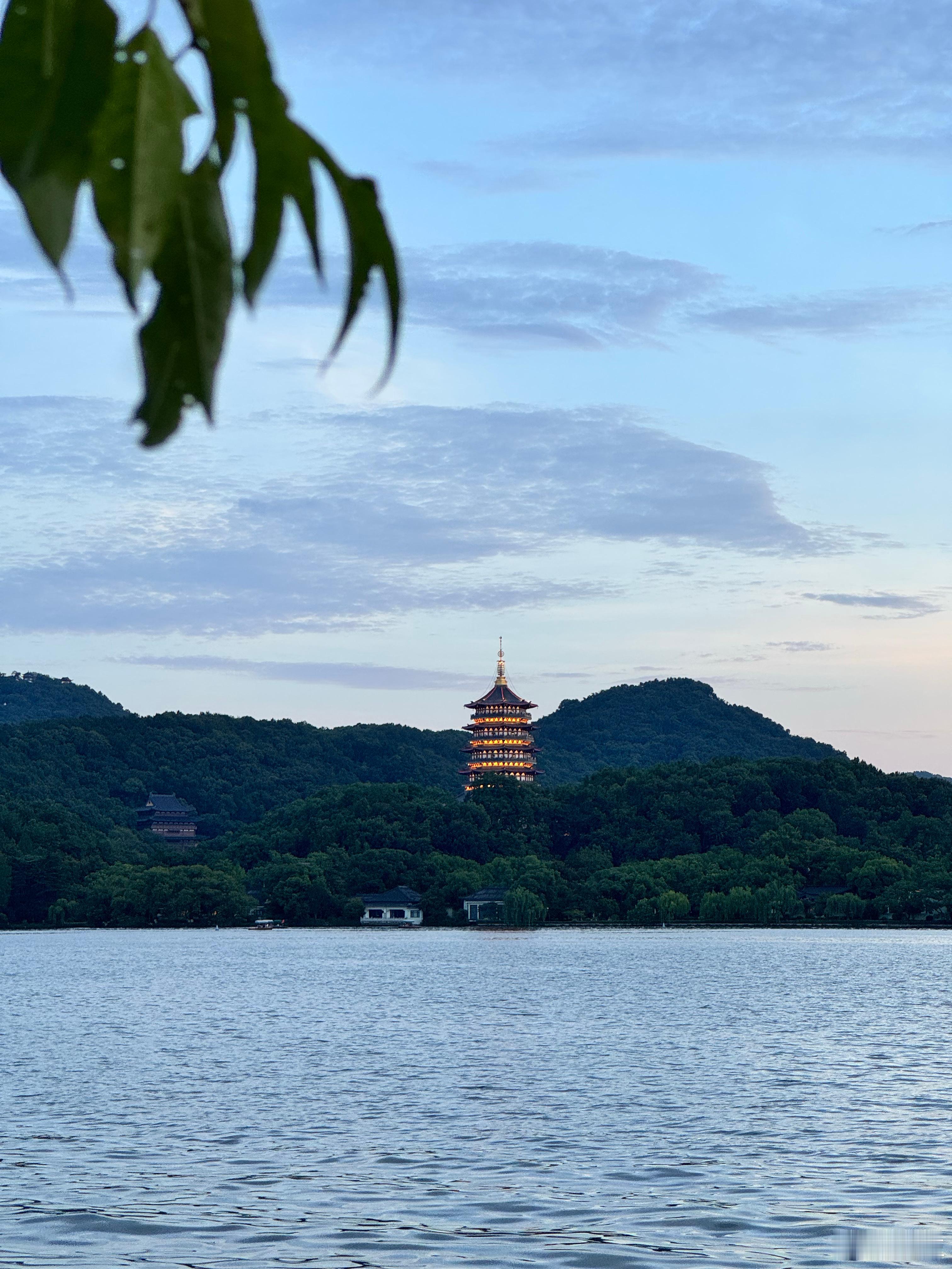 马未都说，婚姻里的两个人就像两个半球，大小差不多，才能一起滚得远，很多人都在讨论