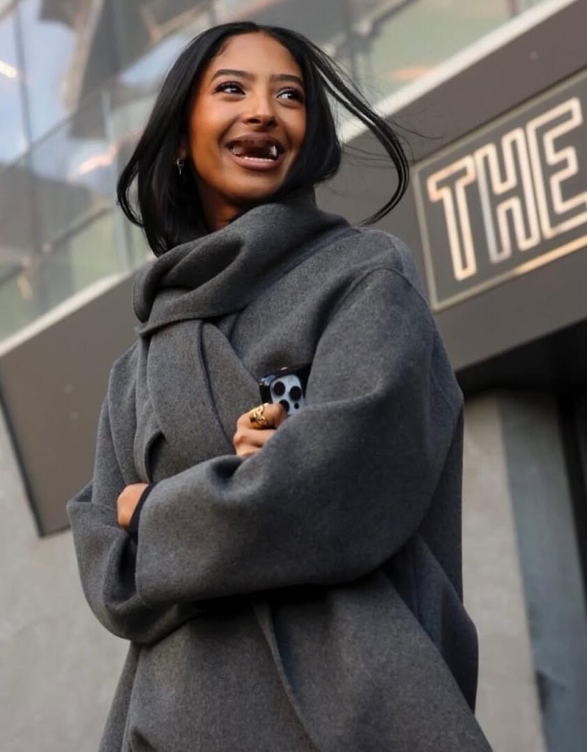 科比大女儿娜娜出席纽约时装周，笑起来好明媚，像极了故人，就是科比的模子。一晃六年