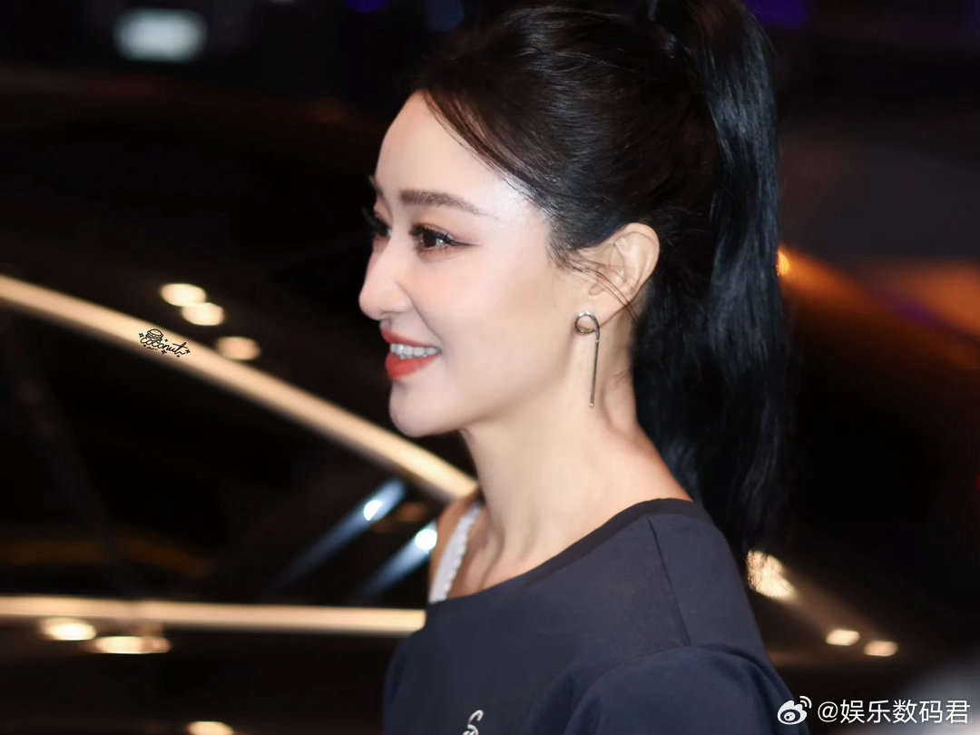 赵子琪把直播开成浪姐真心话了赵子琪说饭撒就是比各种耳朵 谁被赵子琪的直播笑不活？