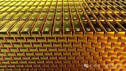 顾客趁金店促销提前买三金 趁着金店促销，顾客早早前来选购三金，抢购热潮中享受优惠