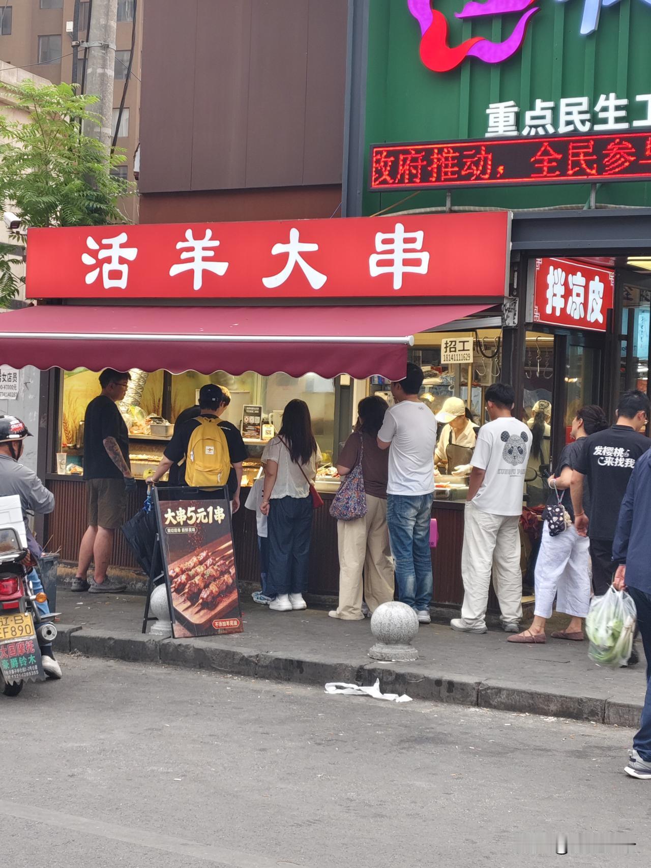 好像好久没往桃源这边溜达溜达了，无意间发现了这么一家烤串店，不卖酒没有小马扎，也