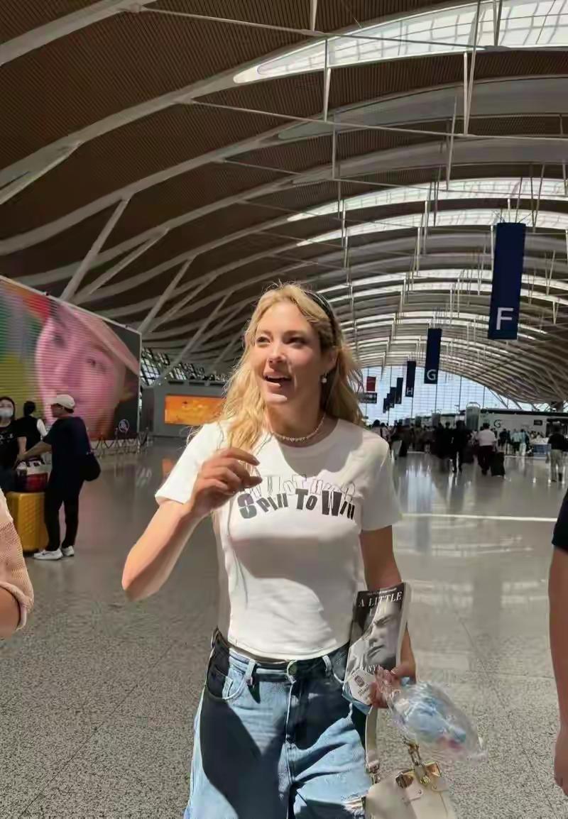 机场奇遇记：遇见惊喜，开启新旅程！🧳💼🎒