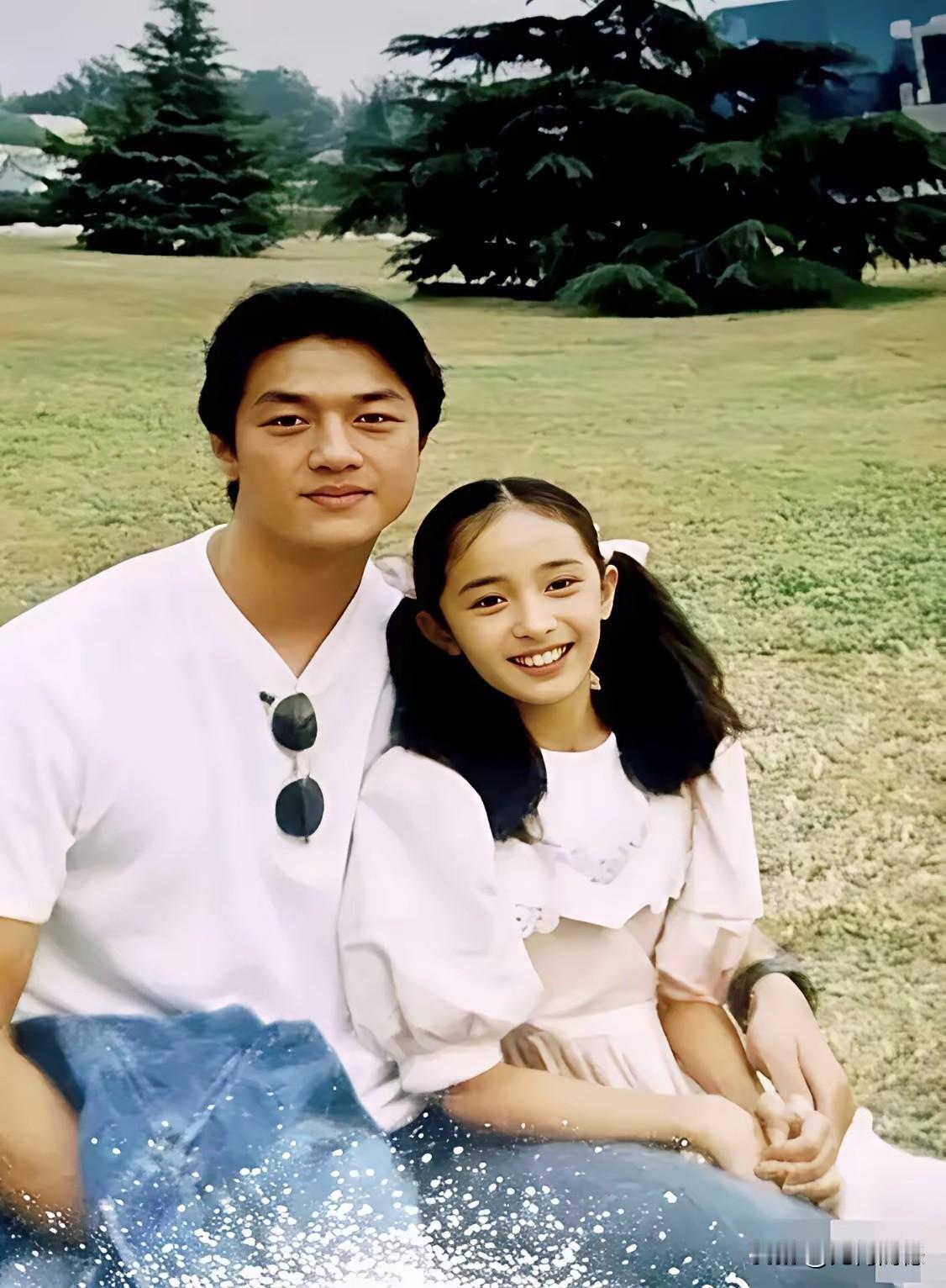 李亚鹏先生和杨幂合影的时候，当时杨幂还是一个小孩子，而李亚鹏先生已经是一个非常有