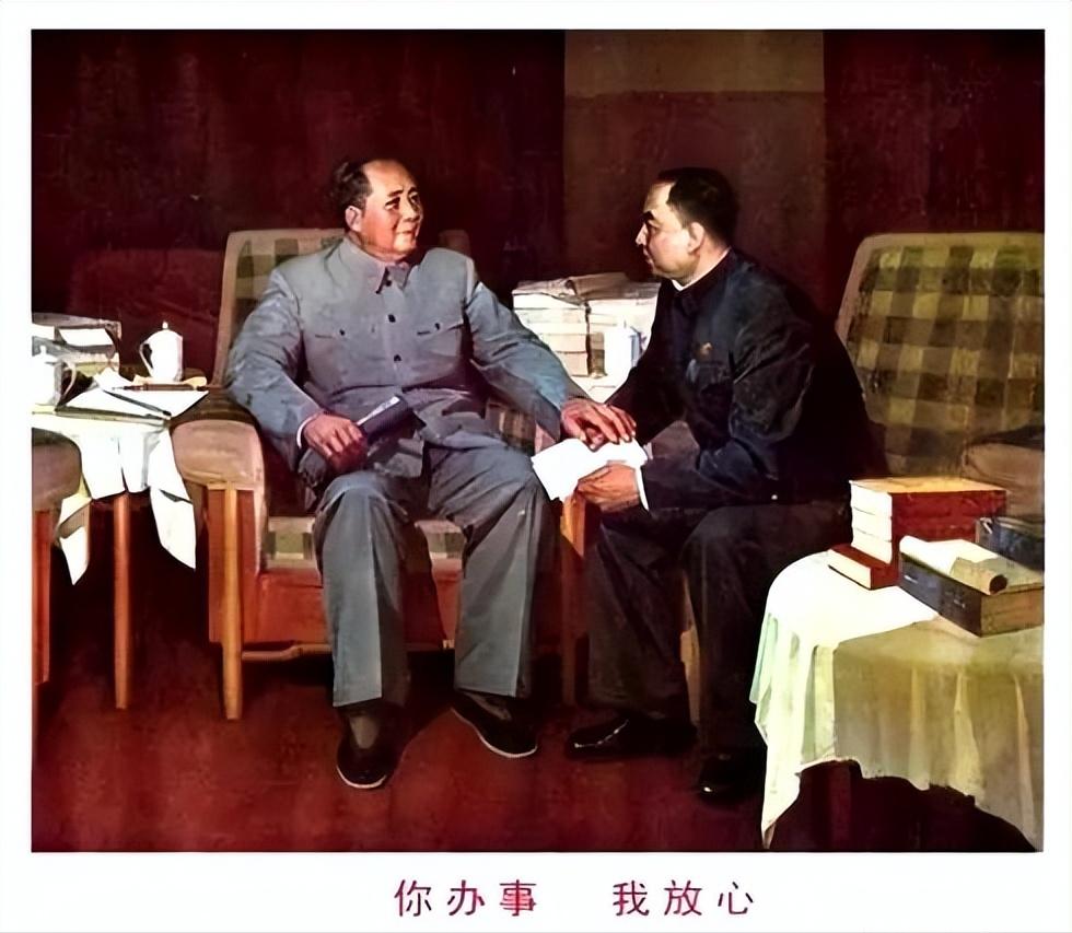 2007年，北京毛主席纪念堂前，一个86岁的老人拄着拐杖，颤颤巍巍地走向毛泽东塑