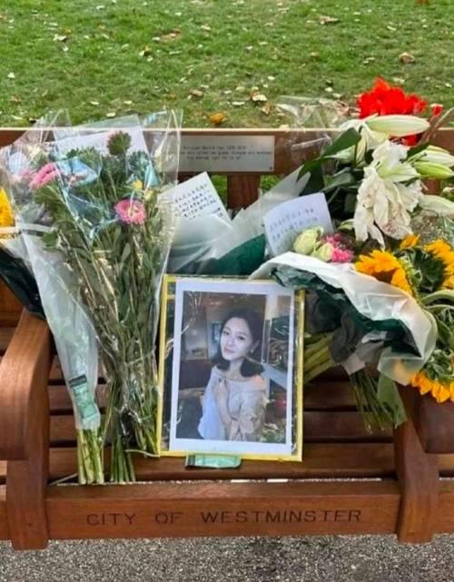 2026年2月2日，大S逝世一周年之际，S妈现身金宝山纪念雕像揭幕仪式。她身着黑