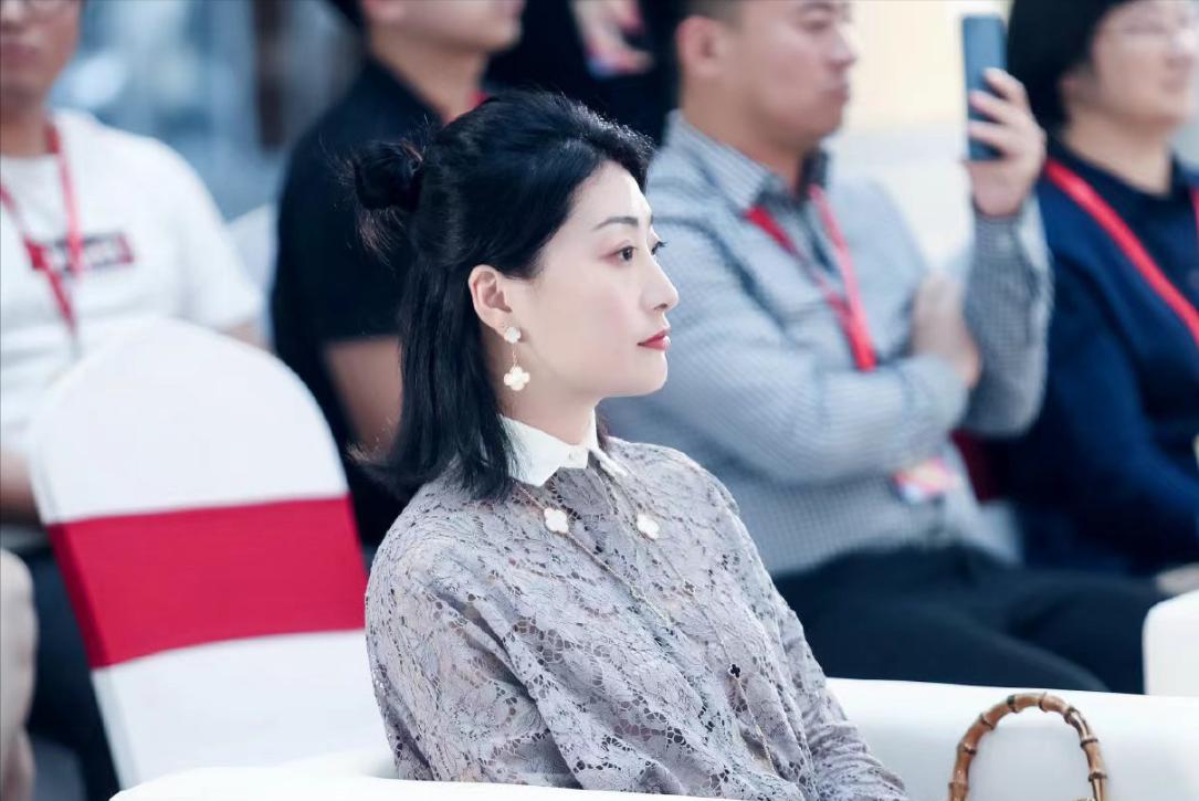 宗馥莉，这总裁范顶满了！活动穿搭跟以往判若两人，优雅时髦，温柔敦厚，散发出一种与