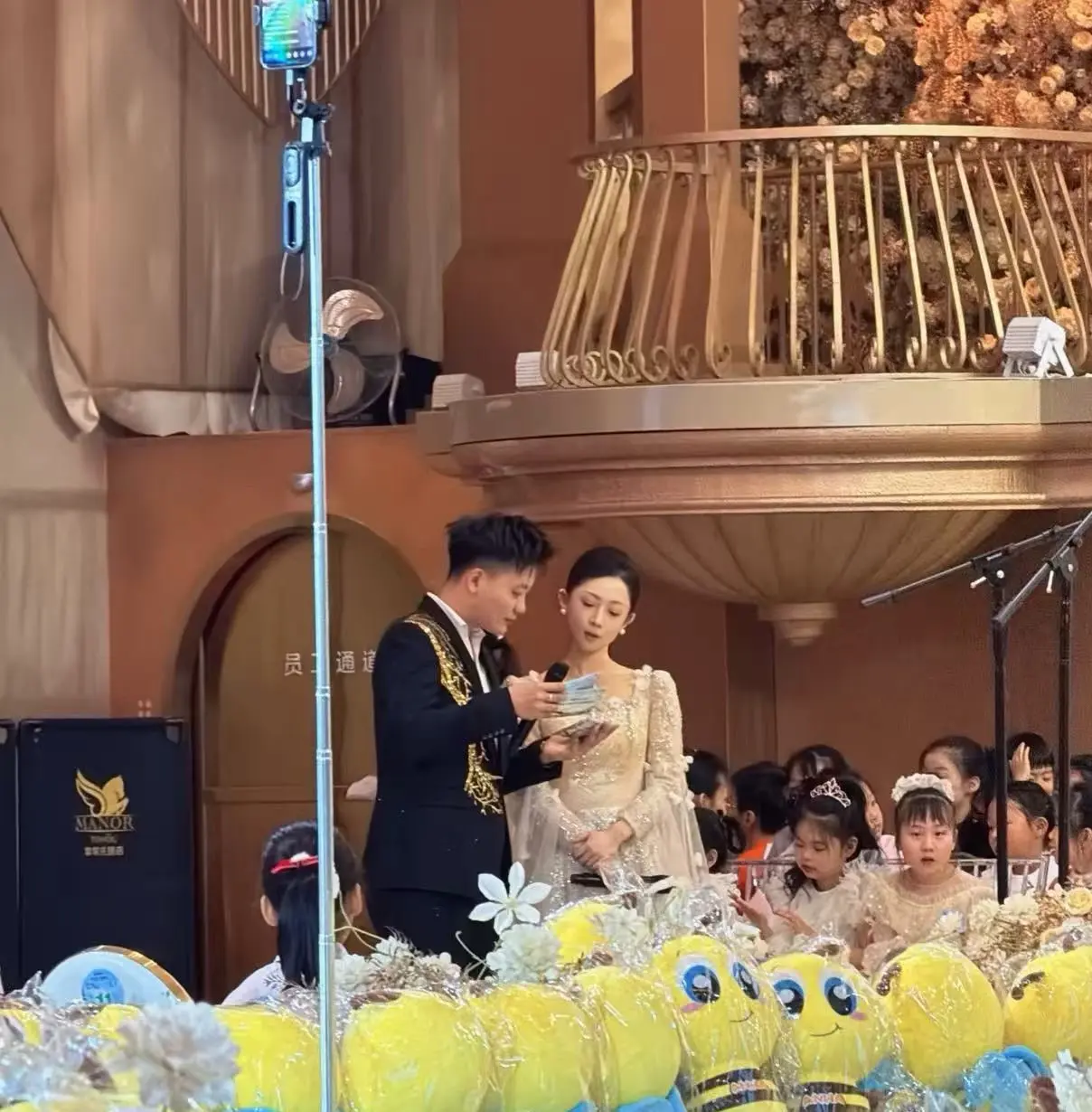 不要忘记我主持人的身份😏