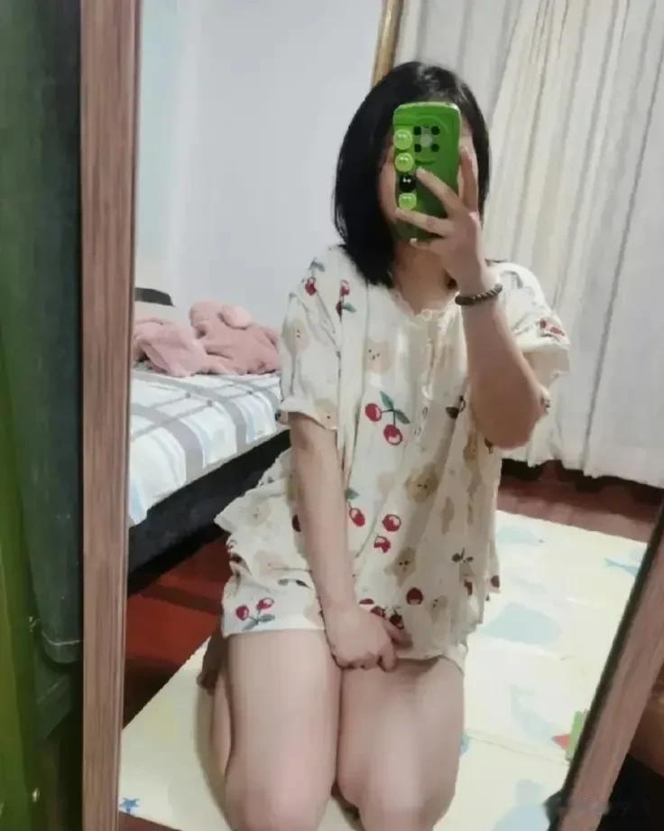 “不知羞耻”！刚刷到一个女孩，她配2张她的自拍照，这样写到：不管你在上面还是下面