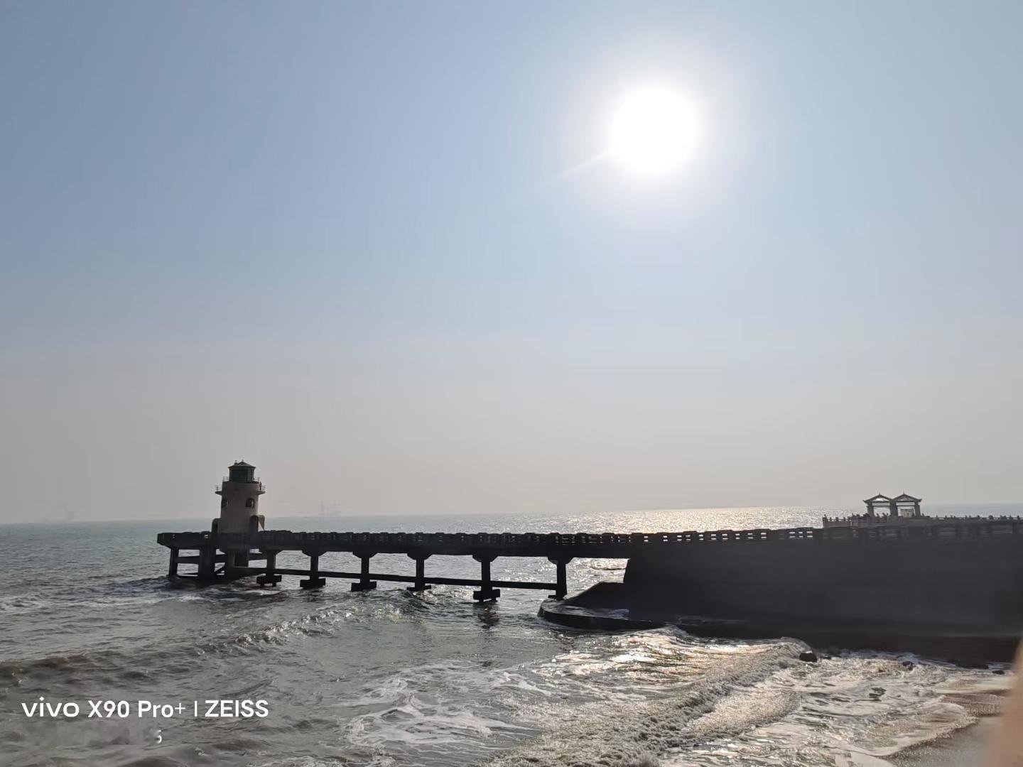 今日海边漫步小记 🌞阳光明媚的午后，我来到了这片宁静的海边。海风轻轻拂过脸庞，