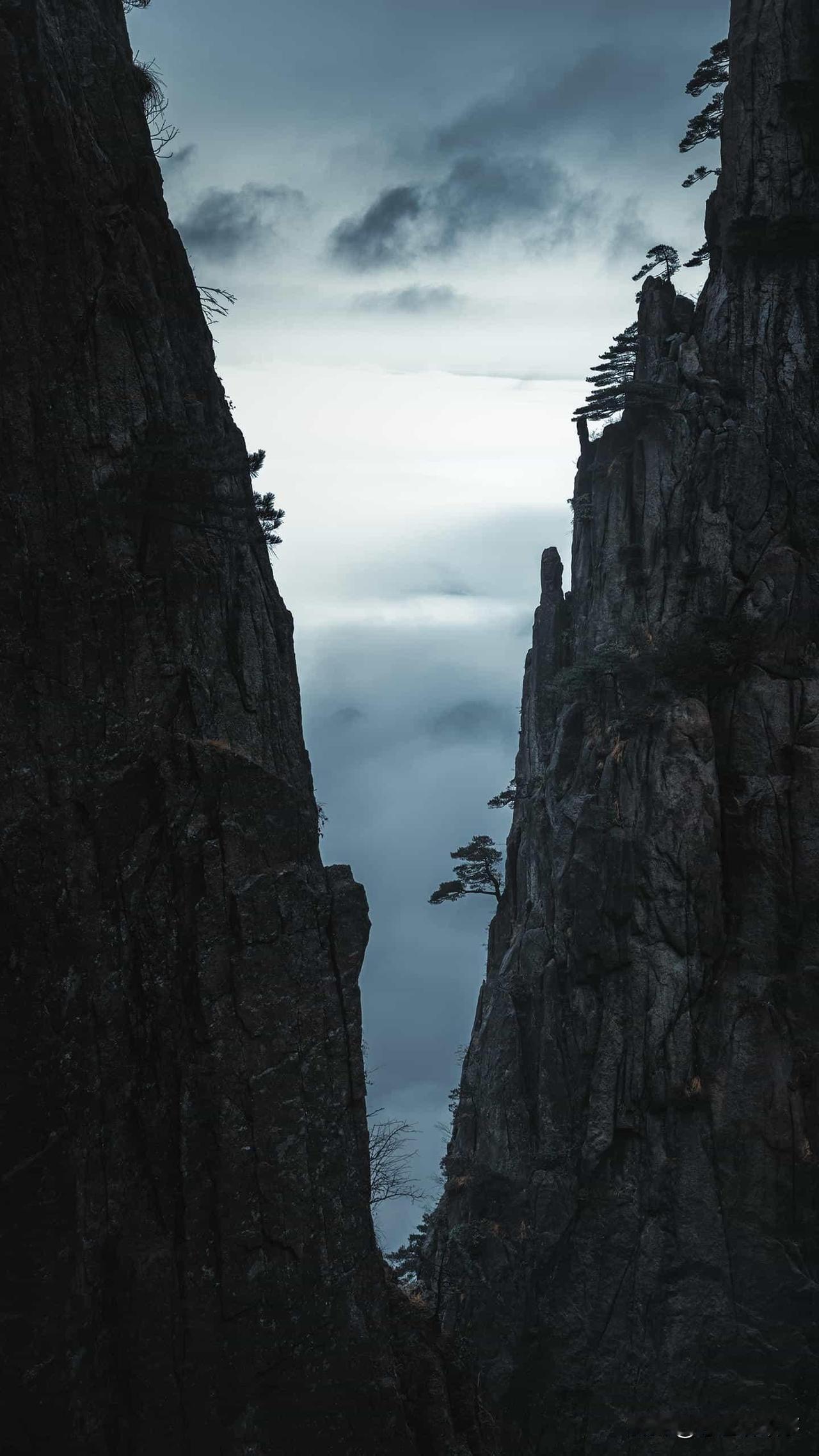 原创诗歌：《我是70后》

我
在饥饿中出生，
在土瓦房里长大，
在泥土地上玩耍