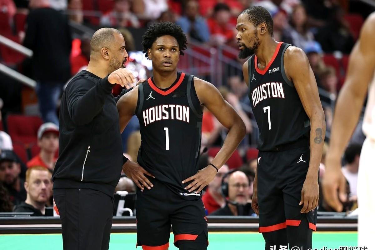 刚还在骂火箭进攻不如上赛季，结果杜兰特直接绝杀了。

昨天打太阳那场球，上半场真