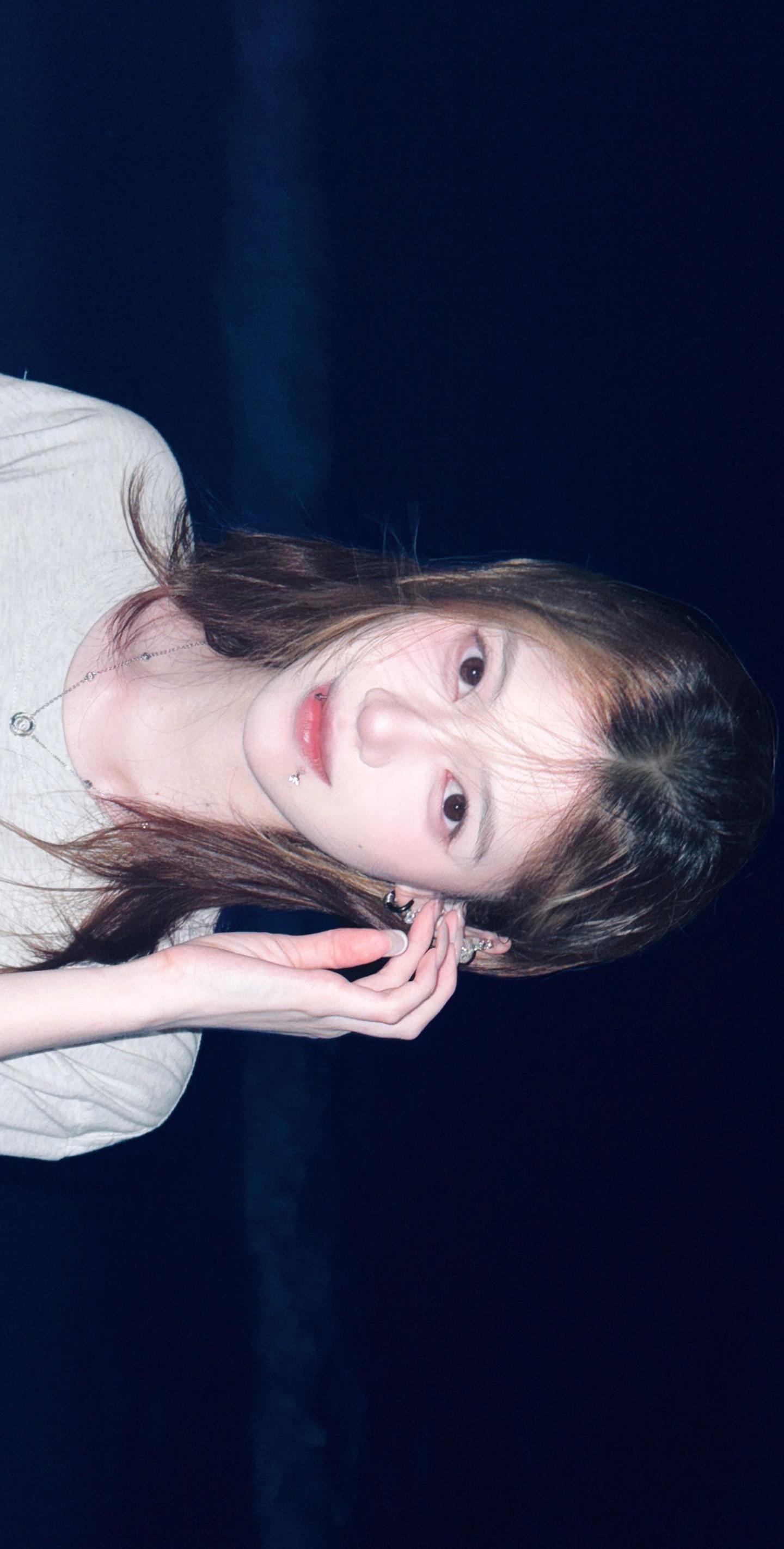 信任是张纸你揉皱一次我熨平一次直到它薄得再也经不起一滴泪的重量