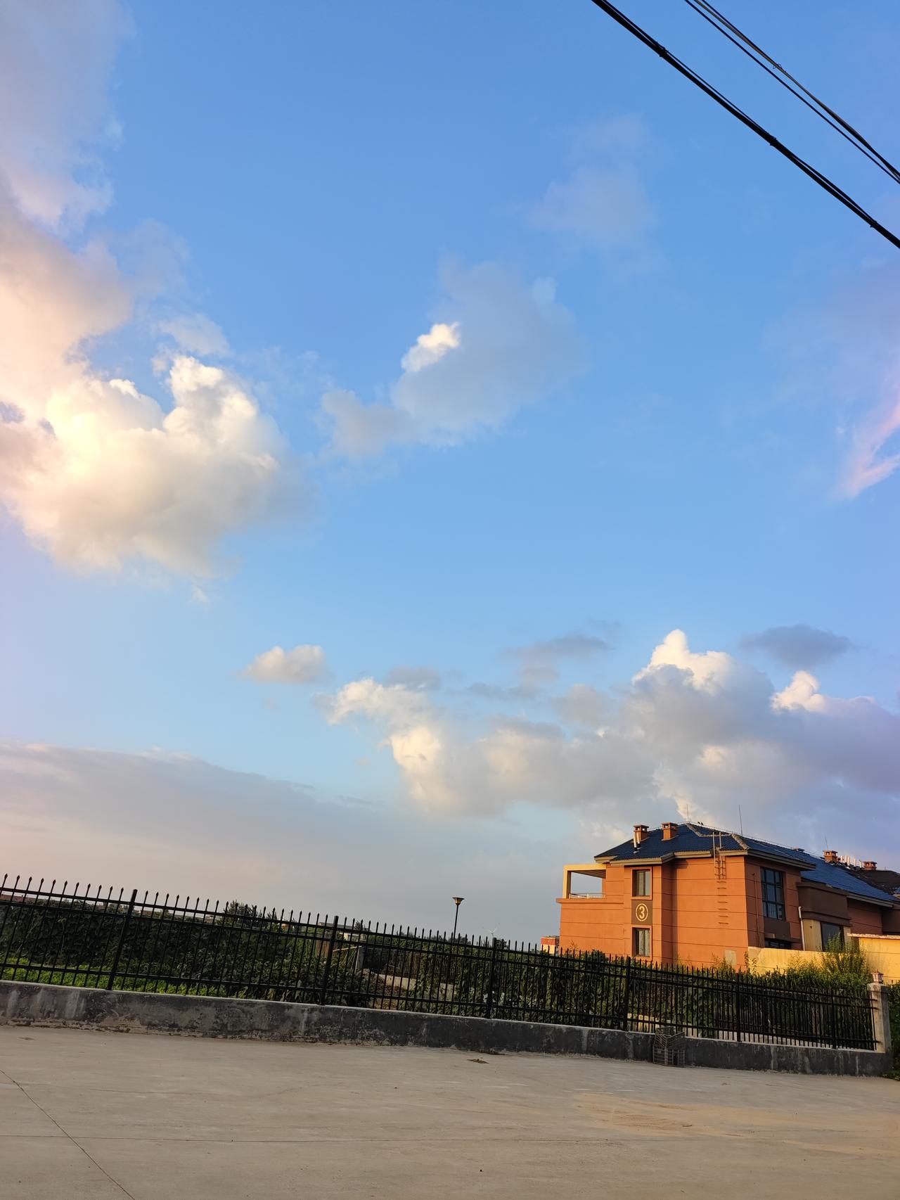 就是喜欢晚霞的美，
是一种把你带入到一种神奇地方的感觉。
不知道你有没有这种感觉
