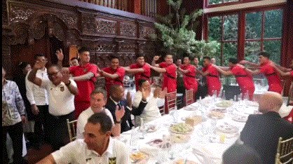 在战胜中国队后，印尼总统在自家宴请印尼男足庆祝晋级世预赛附加赛，好像印尼足球真的