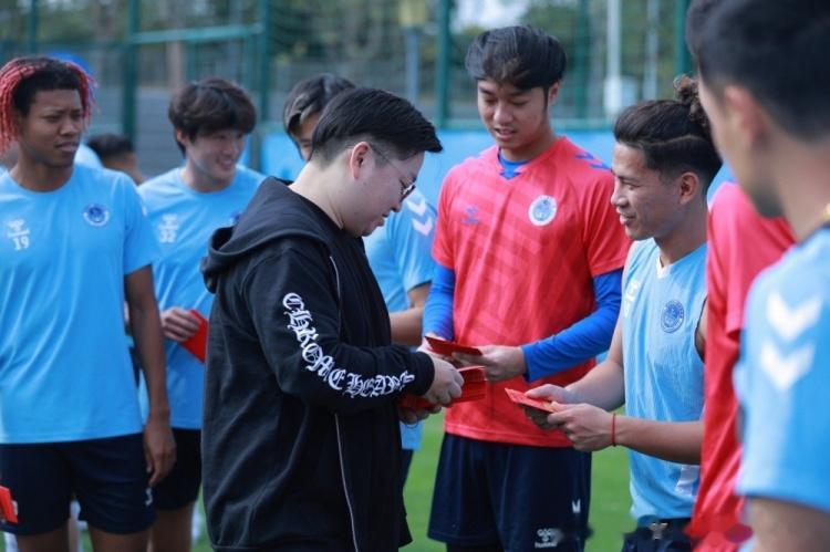 深圳青年人今天结束假期重新集结，董事长向全队派发开工红包