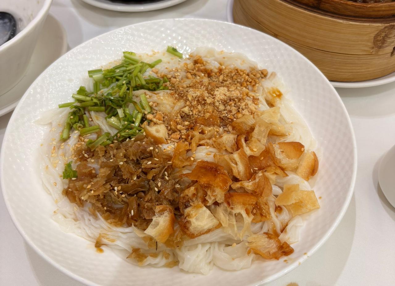 广东的早茶餐厅里面，
常见的一道点心叫做捞粉。

特别好吃。

说实在的，如果开