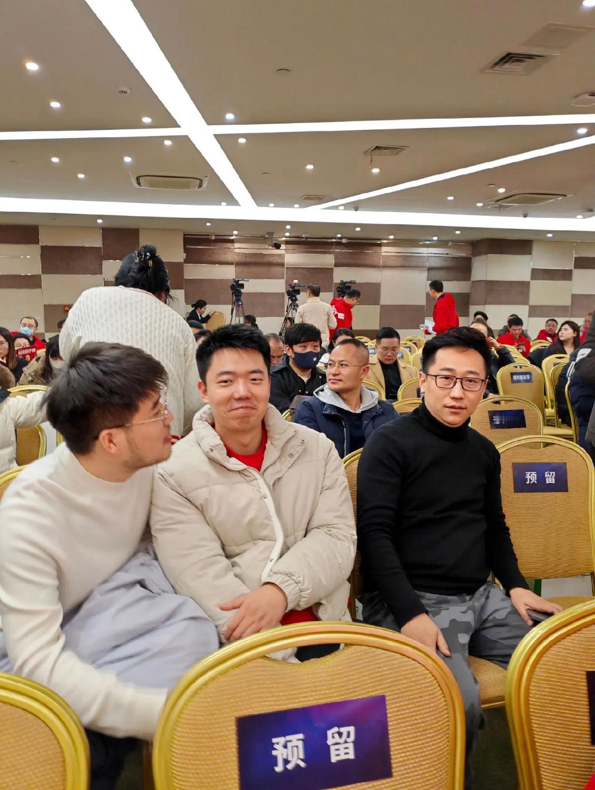 #程前穿红衣现身周鸿祎直播现场#质疑鸿祎，贬损鸿祎，愧对鸿祎，理解鸿祎，致歉鸿祎