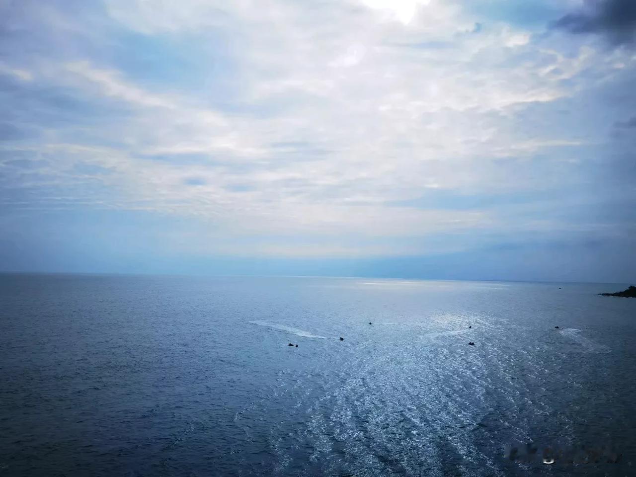 坚强的路是自己走出来的，不是想出来的；坚强的心是自己练出来的，不是说出来的；坚强