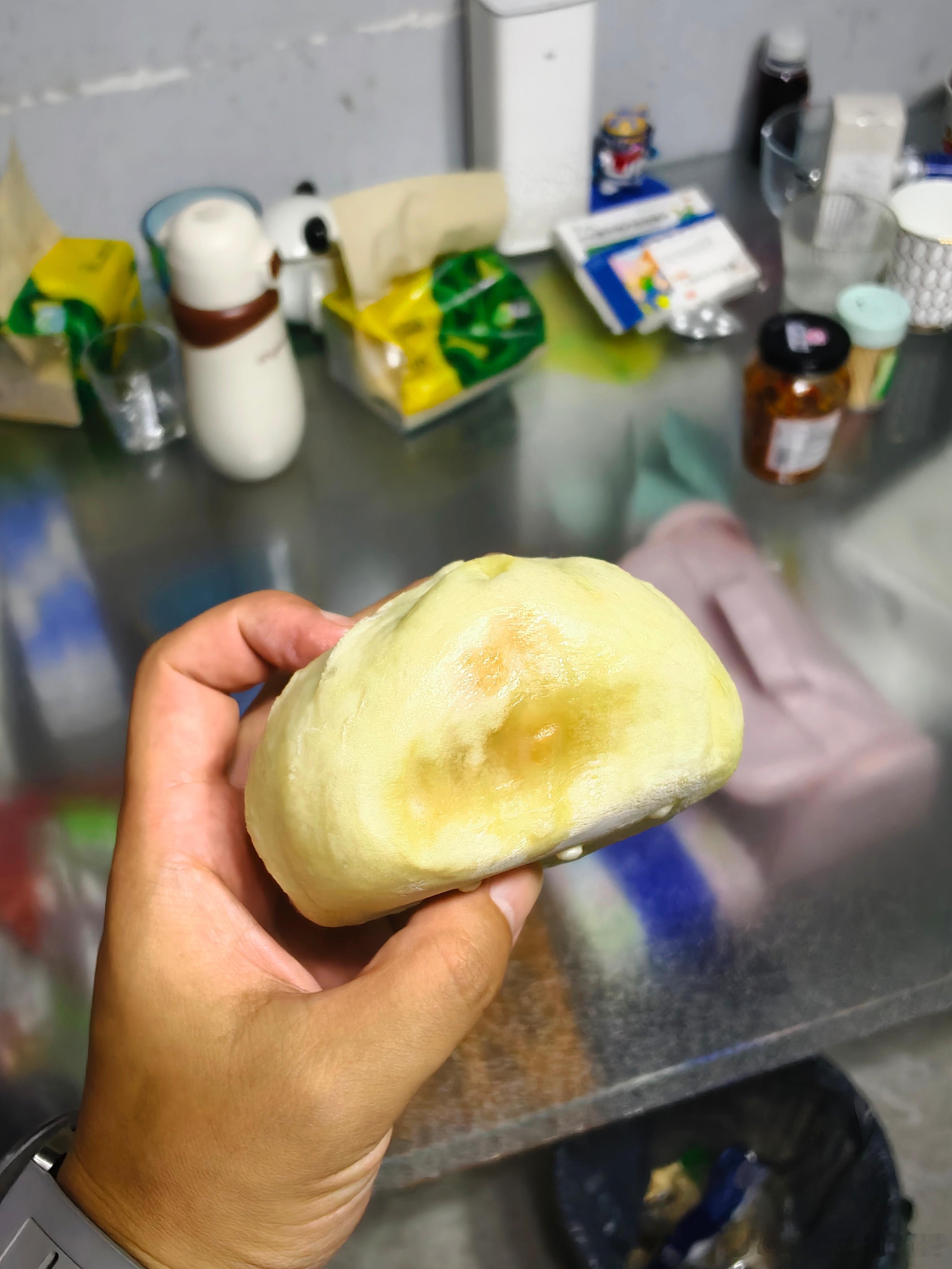 无敌的透油酸菜肉包子松软的发面包子皮配合猪油、猪肉伴的酸菜馅只有一个词：夯爆了我