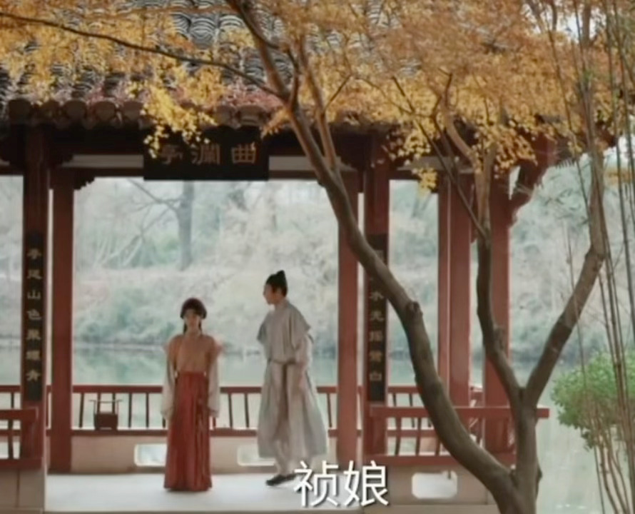 杨紫站王梓豪身边跟个小手办似的杨紫王梓豪身高差《家业》这组同框好戳人，王梓豪身形