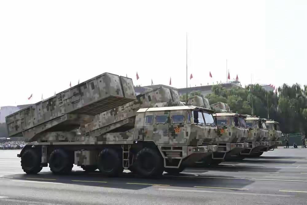93阅兵中登场的武器都具有强大的威慑力，很难简单地评判哪一款最强。如果从战略威慑