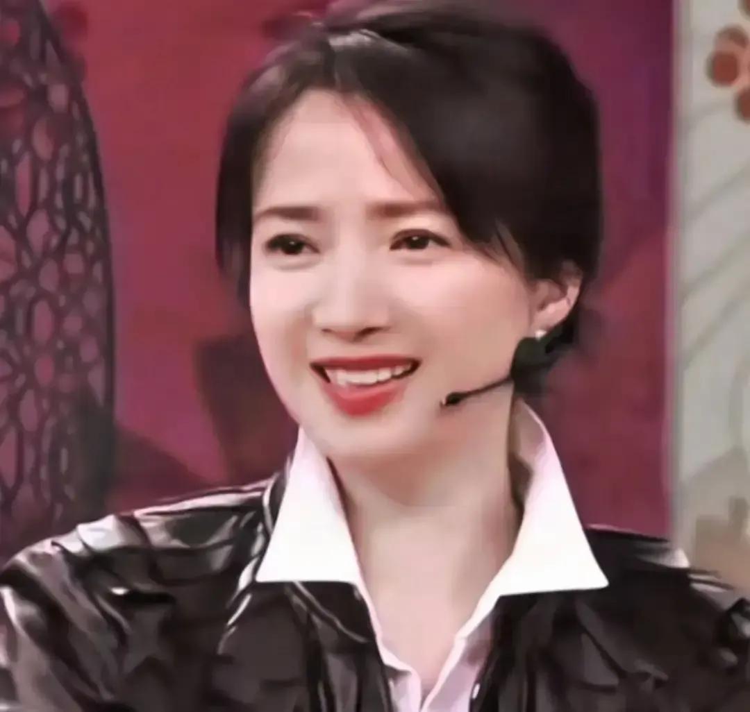 许亚军在节目里一句“有些演员太清醒，反而让人心疼”，弹幕瞬间刷满何晴的名字。
我