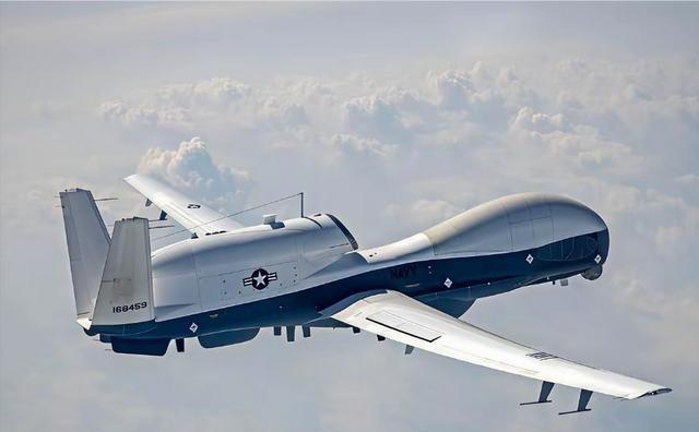 一架美军顶级的“海神”无人机，在霍尔木兹海峡上空，直挺挺地掉了下去。就在它消失前