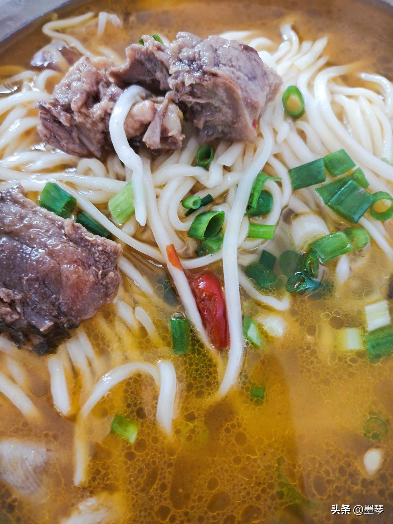 在宜宾，美食中除了燃面，还有一道广为人知的面，那就是本地人都喜欢吃的“姜鸭面”。