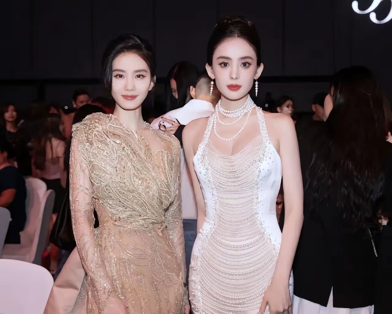 不是诗诗不好看，而是明艳挂在合照里太占优势，娜扎这颜值真的太亮眼了。 