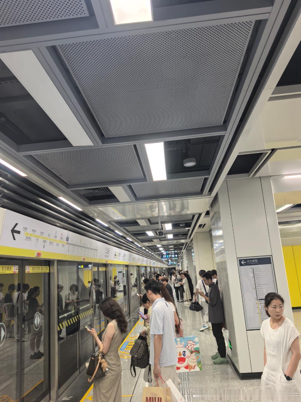 南京地铁 网友：2026年8月13日（周四）22:12， 南京地铁5号线三山街站