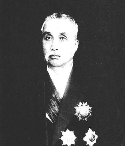 国务总理徐世昌，一天的生活极为有序，大体安排如下：黎明时起床，练气功，8时洗漱结